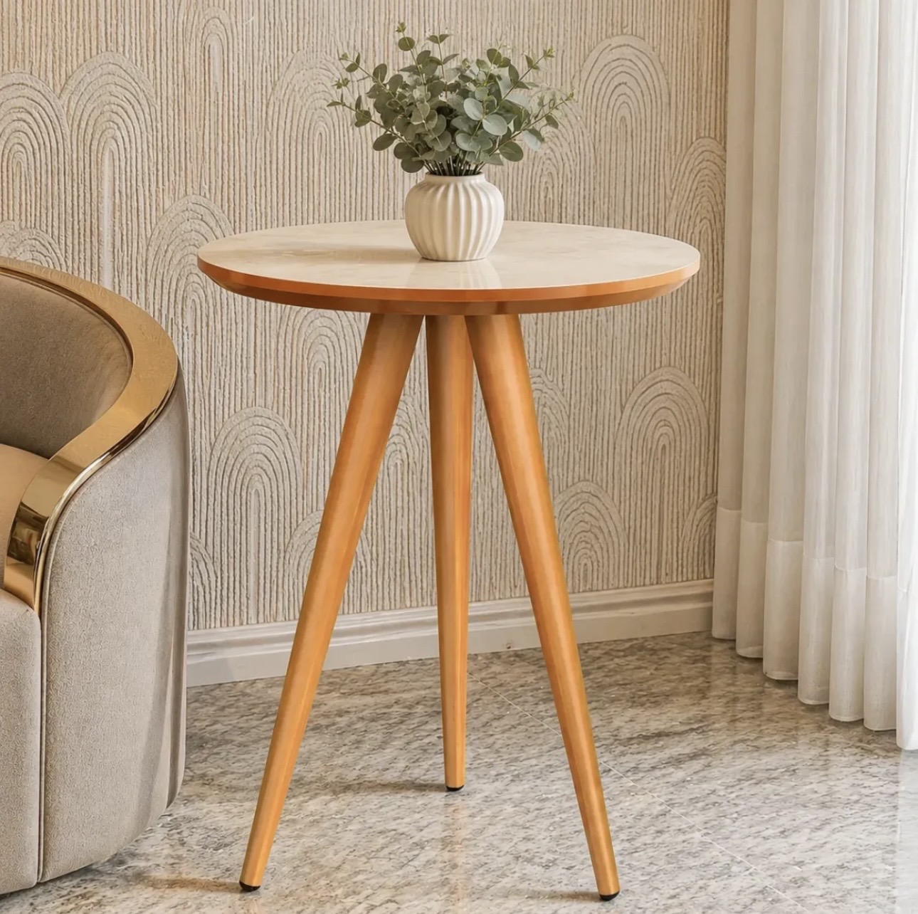 Mesa lateral com vaso em uma sala aconchegante
